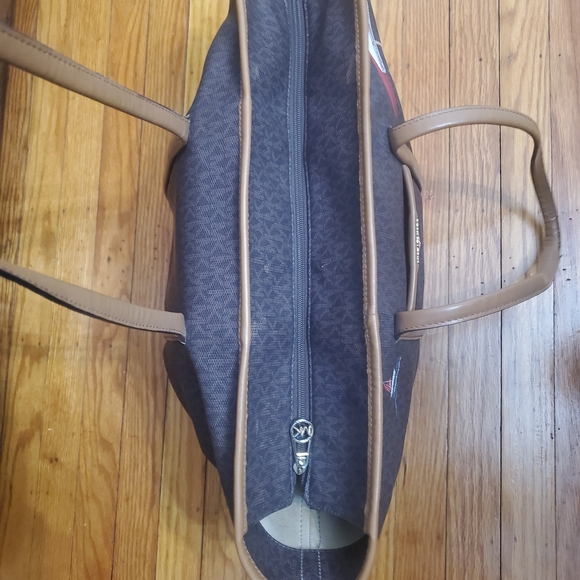 Michael Kors Graphic Shoulder Big Tote Bag - Picture 4 of 15